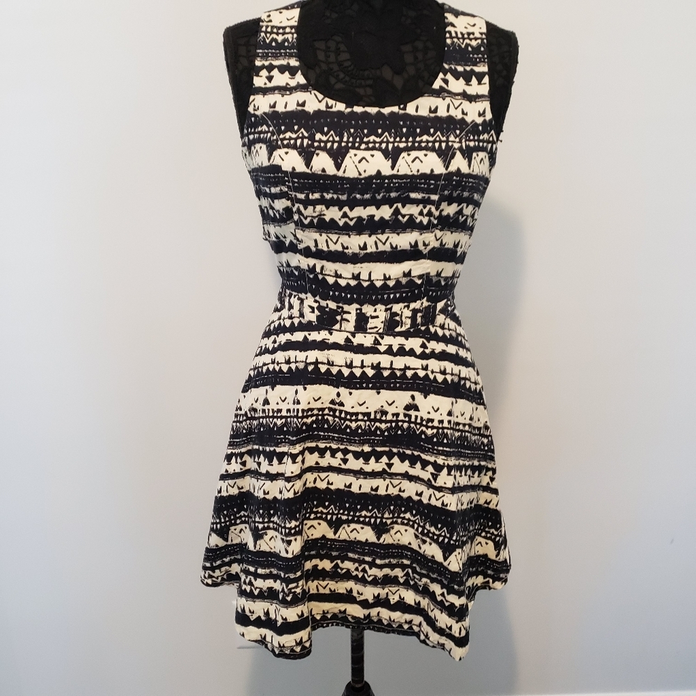 Jessica Simpson Archipelago Tribal Print Cut Out Back Dress 3/4 Size 7/8